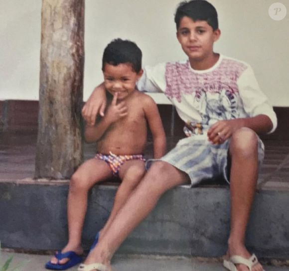 Cristiano Araújo em fotos de criança ao lado do irmão: cantor deixou 2 filhos ao morrer de forma precoce e trágica em junho de 2015