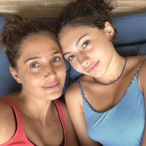 'É engraçado falar isso...': aos 18 anos hoje, linda filha de Camila Pitanga faz rara aparição na TV e conta hábito da atriz que transformou a relação