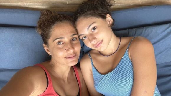 'É engraçado falar isso...': aos 18 anos hoje, linda filha de Camila Pitanga faz rara aparição na TV e conta hábito da atriz que transformou a relação