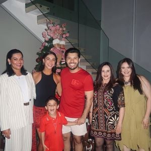 Natal dos Famosos: Gabriela Versiani celebra data em família com Murilo Huff e filho do sertanejo, Leo, fruto da relação com a saudosa cantora Marília Mendonça
