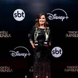 Fátima Bernardes foi uma das convidadas da premiação. Ela foi ao palco para receber cinco troféus de edições anteriores