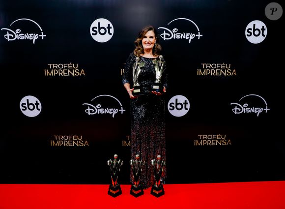 Fátima Bernardes foi uma das convidadas da premiação. Ela foi ao palco para receber cinco troféus de edições anteriores