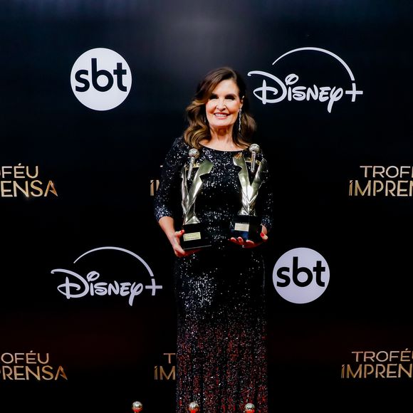 Fátima Bernardes foi uma das convidadas da premiação. Ela foi ao palco para receber cinco troféus de edições anteriores