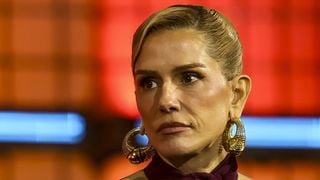 Deborah Secco na Justiça: vizinho de 96 anos cobra indenização de quase R$ 100 mil à atriz da Globo; ação envolve motivo inusitado