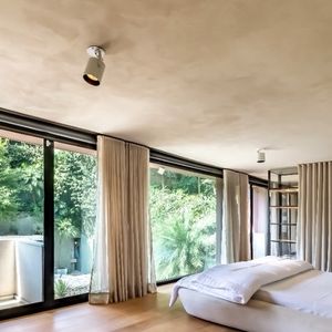 Outro quarto conta com uma vista belíssima para o quintal arborizado