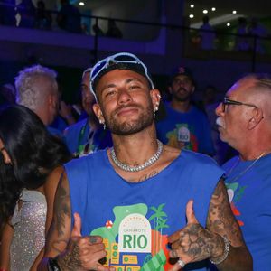 Neymar também fez pose para as lentes de fotógrafos