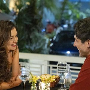 Paulinho (Romulo Estrela) e Gerluce (Sophie Charlotte) na novela 'Três Graças': em várias cenas do folhetim, o casal aplica técnicas de sedução.
