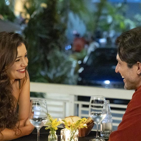 Paulinho (Romulo Estrela) e Gerluce (Sophie Charlotte) na novela 'Três Graças': em várias cenas do folhetim, o casal aplica técnicas de sedução.