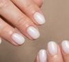 Tom leite substitui o nude tradicional nas unhas curtas: branco cremoso, suave e levemente translúcido entrega uma manicure limpa, elegante e fácil de combinar em qualquer época do ano