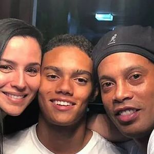 Ex-bailarina do Faustão é a mãe do único filho de Ronaldinho Gaúcho, João Mendes; saiba quem é Janaína Mendes