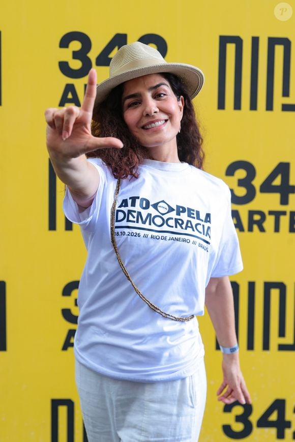 Letícia Sabatella no Ato Musical pela Democracia, em Copacabana