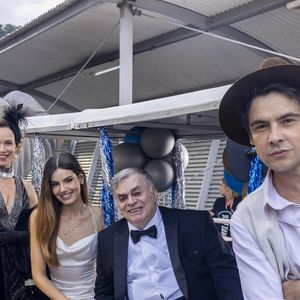 Rainer Cadete, Mariana Ximenes, Camila Queiroz, Walcyr Carrasco e Sergio Guizé: homenagem ao novelista