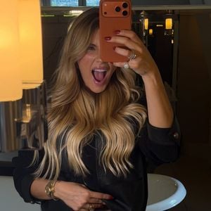 À espera do primeiro filho com Endrick, Gabriely Miranda aposta em um visual sofisticado e de baixa manutenção. 'O grande luxo atualmente é o cabelo que cresce bonito', destacou a colorista Natasha Pires ao explicar a técnica usada pela influenciadora