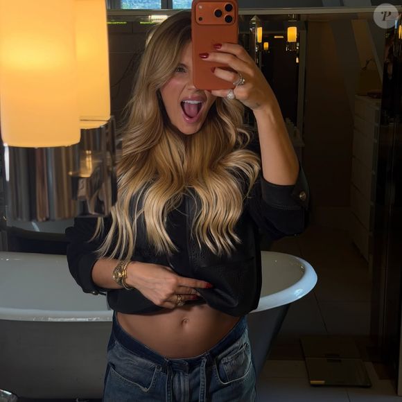 À espera do primeiro filho com Endrick, Gabriely Miranda aposta em um visual sofisticado e de baixa manutenção. 'O grande luxo atualmente é o cabelo que cresce bonito', destacou a colorista Natasha Pires ao explicar a técnica usada pela influenciadora
