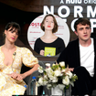 'Sally Rooney é uma escritora, não uma terrorista': Paul Mescal e Daisy Edgar-Jones, da série 'Pessoas Normais', da Prime Video, e mais 158 famosos defendem autora best-seller após editora retirar livros tirados de circulação por questão política