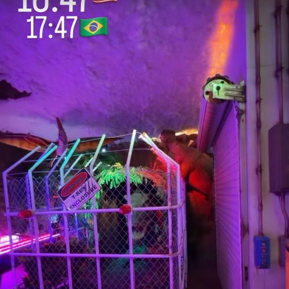A sala de jogos da mansão tem como tema o filme 'Parque dos Dinossauros'
