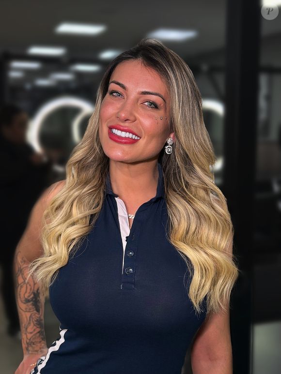 Andressa Urach canta frases de sexo explícito, o famoso ‘proibidão’. ‘Eu sou a Andressa Urach, tua p*ca eu vou chupar’, diz um dos trechos