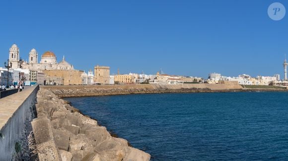O sol se pondo sobre o Atlântico é um cartão-postal de Cádiz impossível de superar