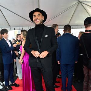 Hugo Gloss, um dos jurados da 55ª edição do Troféu Imprensa, apostou em um visual all black com blazer estruturado e camisa de gola alta, equilibrando sofisticação com uma pegada moderna.