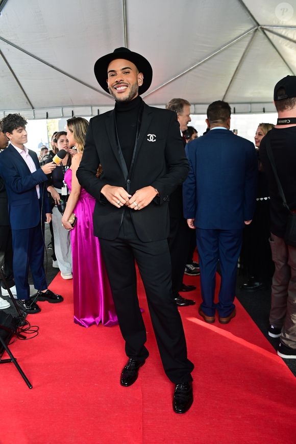 Hugo Gloss, um dos jurados da 55ª edição do Troféu Imprensa, apostou em um visual all black com blazer estruturado e camisa de gola alta, equilibrando sofisticação com uma pegada moderna.