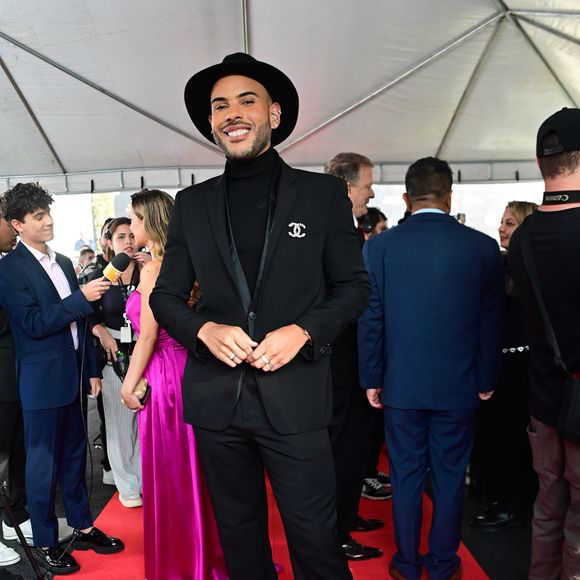 Hugo Gloss, um dos jurados da 55ª edição do Troféu Imprensa, apostou em um visual all black com blazer estruturado e camisa de gola alta, equilibrando sofisticação com uma pegada moderna.