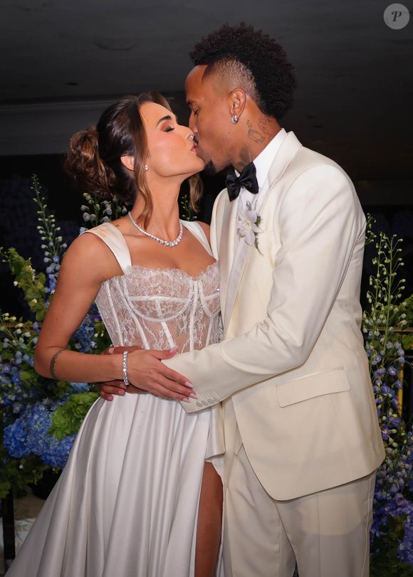 Eder Militão apareceu com um terno sob medida da grife Dolce & Gabbana