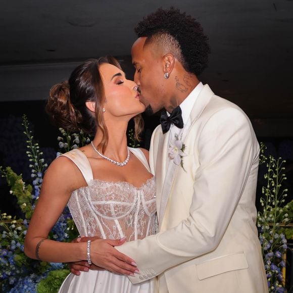 Eder Militão apareceu com um terno sob medida da grife Dolce & Gabbana