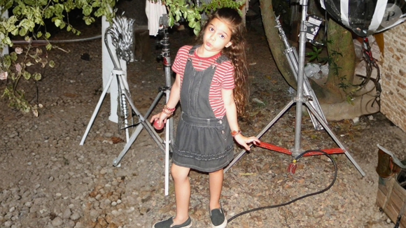Nem Rita, nem Nina: Mel Maia abre álbum de fotos das gravações de 'Avenida Brasil' e prova que é ela mesma quem tem as melhores lembranças de infância