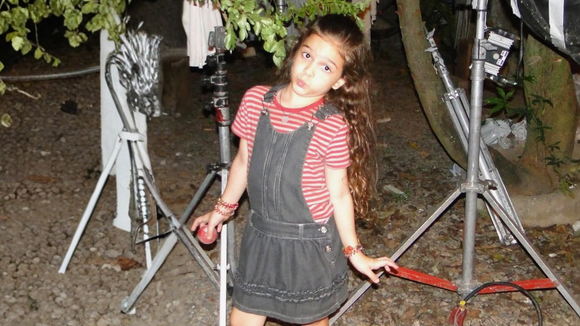 Nem Rita, nem Nina: Mel Maia abre álbum de fotos das gravações de 'Avenida Brasil' e prova que é ela mesma quem tem as melhores lembranças de infância