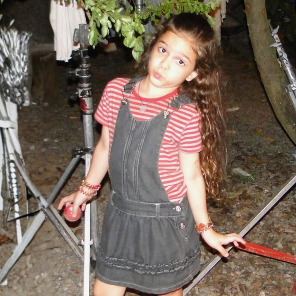 Nem Rita, nem Nina: Mel Maia abre álbum de fotos das gravações de 'Avenida Brasil' e prova que é ela mesma quem tem as melhores lembranças de infância