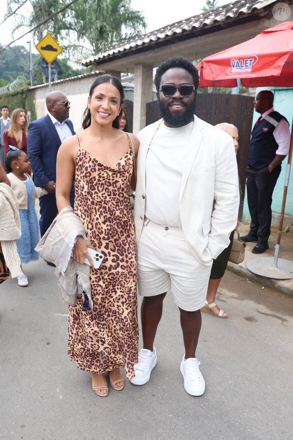 Acompanhado da esposa, Douglas Silva escolheu um look off-white para o casamento de Xande de Pilares e Thay Pereira. O ator apostou em blazer, camiseta e bermuda coordenados, complementando a produção com tênis branco para a cerimônia realizada durante o dia