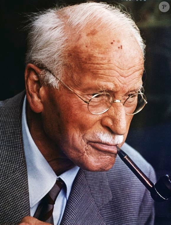 Autoconhecimento, inconsciente e transformação pessoal: a frase de Carl Jung convida à reflexão sobre a importância de reconhecer emoções, conflitos e aspectos ocultos da personalidade