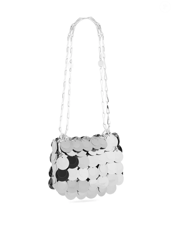 Disponível na Farfetch por R$ 7.314, a bolsa prateada da Rabanne combina placas metálicas polidas e alça de corrente em um acessório que une elementos marcantes a uma proposta sofisticada