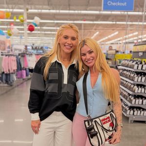 Enquanto passeava por uma loja, Virgínia foi reconhecida por uma fã e posou para uma foto