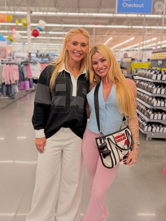 Enquanto passeava por uma loja, Virgínia foi reconhecida por uma fã e posou para uma foto