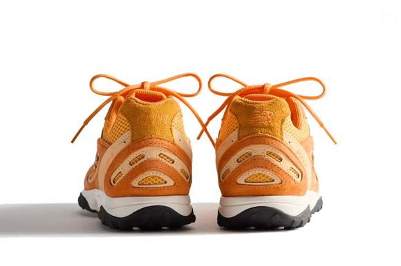 Com proposta que une estilo e performance, o New Balance 204L Kith Orange aposta em uma cor intensa para transformar o tênis em protagonista da produção