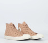 Com tecido canvas de algodão tipo lona, renda floral, costuras duplas e forro interno acolchoado, o Converse Chuck Taylor All Star Hi Floral Crochet combina estilo e conforto em uma única peça