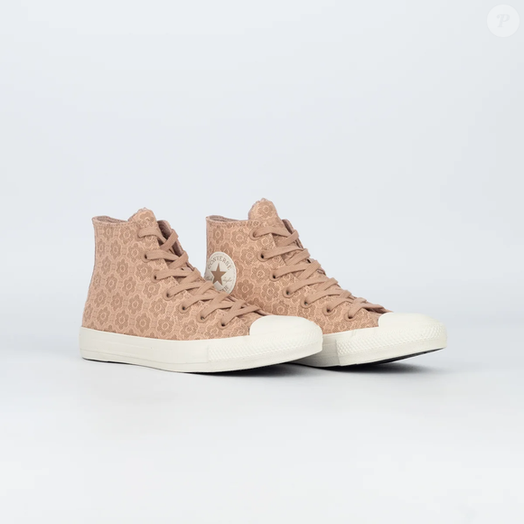 Com tecido canvas de algodão tipo lona, renda floral, costuras duplas e forro interno acolchoado, o Converse Chuck Taylor All Star Hi Floral Crochet combina estilo e conforto em uma única peça