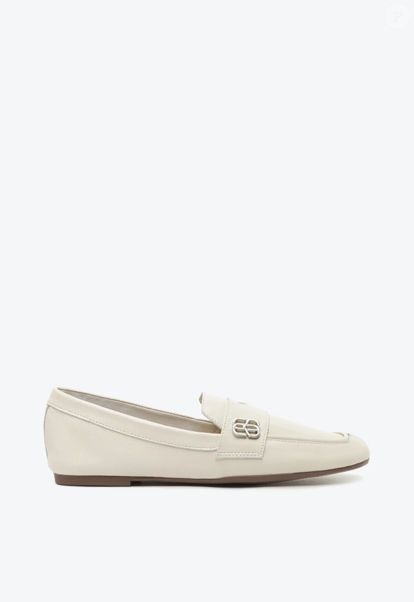 O Mocassim Nobuck Bege da Schutz aposta no visual clássico do loafer em uma versão de couro na cor bege, proposta descrita pela marca como versátil para produções do dia a dia