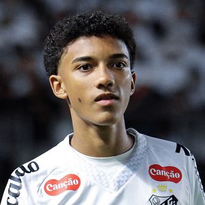 Confusão teria começado quando Robinho Jr. driblou Neymar no treino, o que teria deixado o camisa 10 se sentindo desrespeitado