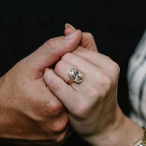 Taylor Swift ainda roubou a cena pelo anel escolhido, com ouro 18k e diamante