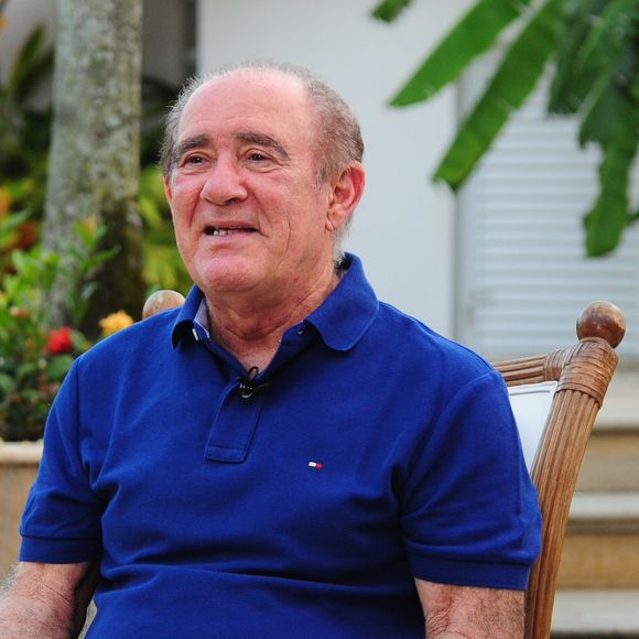 Renato Aragão se tornou pai com o nascimento de Paulo Aragão em 13 de janeiro de 1960