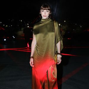 Alice Wegmann ainda contou que segura constantemente a barriga cênica para que o público a veja