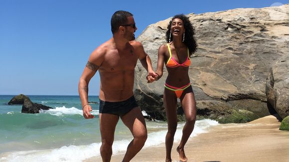 Rodrigo Phavanello e Sabrina Paiva desfrutando uma praia paradisíaca