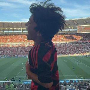 Neto de Silvio Santos e filho de Patricia Abravanel, Pedro comemora gol do Flamengo na goleada contra o Corinthians