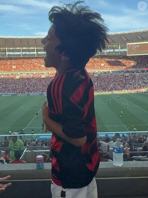 Neto de Silvio Santos e filho de Patricia Abravanel, Pedro comemora gol do Flamengo na goleada contra o Corinthians