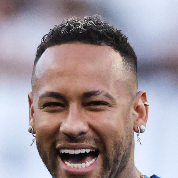 Neymar sofreu muitas críticas na ocasião. O motivo? O Brasil estava no auge da quarentena em decorrência do coronavírus e o momento exigia isolamento social