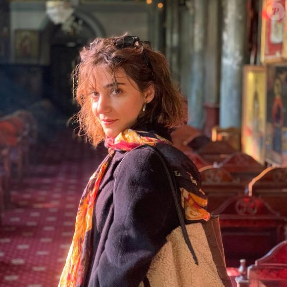 A atriz Melisa Berberoglu interpreta "Derya" na novela turca "Três Irmãs"