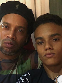 'Não me importo nem um pouco. Não sinto nenhuma pressão': filho de Ronaldinho Gaúcho, João Mendes já deu forte declaração sobre ter herdado habilidades do pai multicampeão no futebol