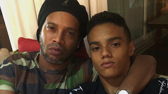 'Não me importo nem um pouco. Não sinto nenhuma pressão': filho de Ronaldinho Gaúcho, João Mendes já deu forte declaração sobre ter herdado habilidades do pai multicampeão no futebol